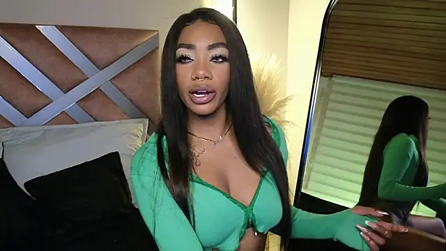 Snapshot of emely_brandon chatting on 01/25/25, 12:27 emely brandon online show from 01/25/25, 12:27