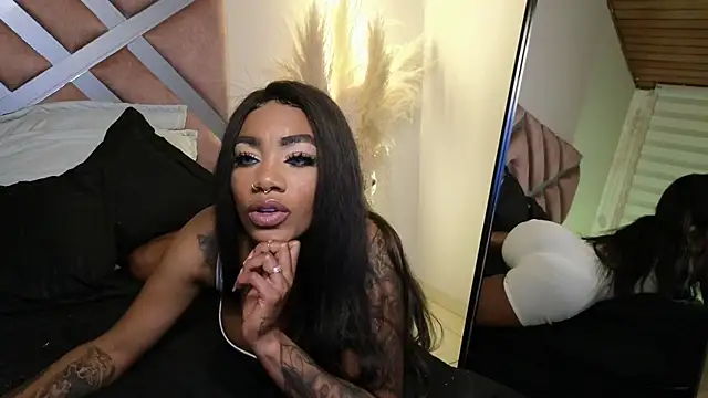 Snapshot of emely_brandon chatting on 01/25/25, 03:30 emely brandon online show from 01/25/25, 03:30