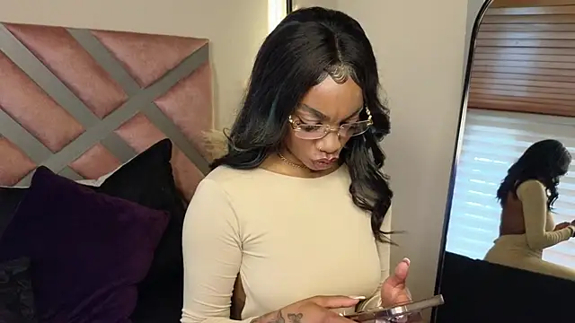 Snapshot of emely_brandon chatting on 03/14/25, 07:44 emely brandon online show from 03/14/25, 07:44