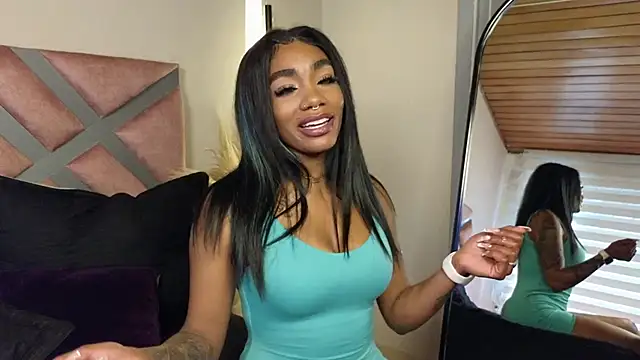 Snapshot of emely_brandon chatting on 03/17/25, 07:15 emely brandon online show from 03/17/25, 07:15