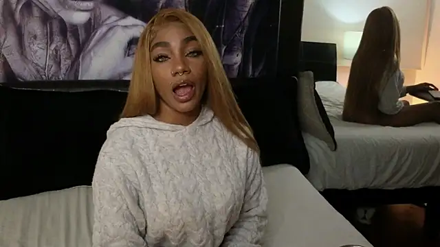 Snapshot of emely_brandon chatting on 11/22/25, 04:22 emely brandon online show from 11/22/25, 04:22