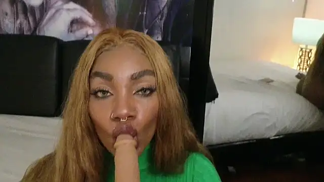 Snapshot of emely_brandon chatting on 11/28/25, 04:37 emely brandon online show from 11/28/25, 04:37