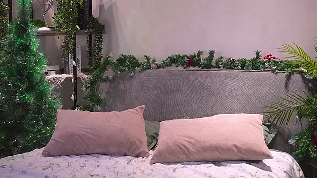 Snapshot of AuroraMari chatting on 12/19/25, 11:23 AuroraMari online show from 12/19/25, 11:23