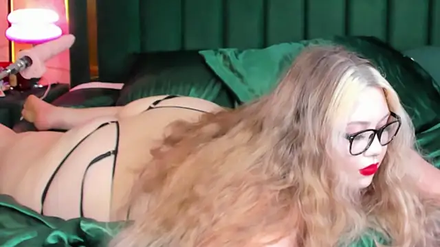 Snapshot of rosal1a chatting on 04/06/26, 11:27 rosal1a online show from 04/06/26, 11:27