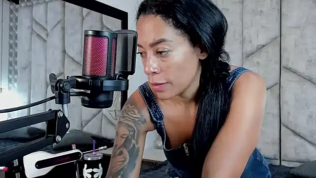 NiicolleMiller online show from 11/08/25, 01:00