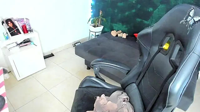 Snapshot of BellaFlaming chatting on 01/17/25, 10:00 BellaFlaming online show from 01/17/25, 10:00