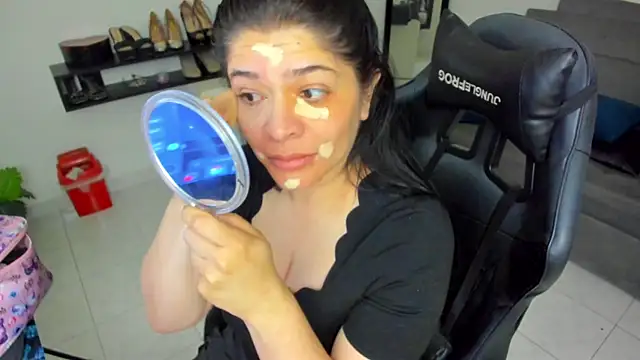 Snapshot of BellaFlaming chatting on 11/17/25, 12:22 BellaFlaming online show from 11/17/25, 12:22