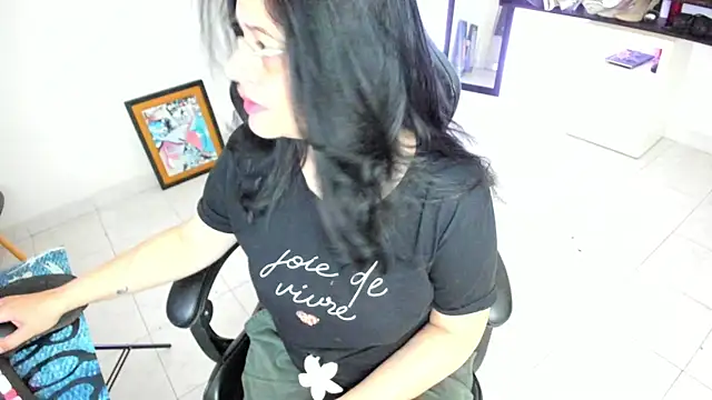 Snapshot of BellaFlaming chatting on 04/18/26, 10:52 BellaFlaming online show from 04/18/26, 10:52