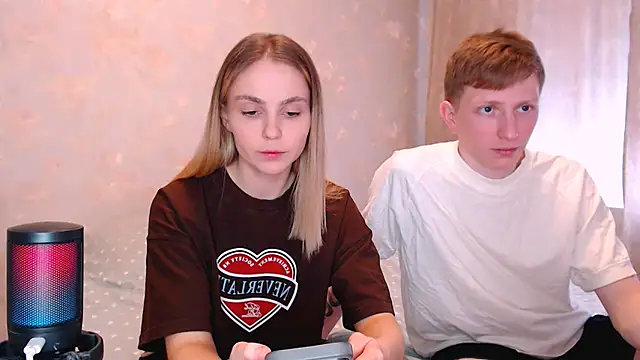 juliaanddima online show from 04/13/26, 08:42