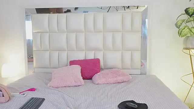 Anais aradia online show from 03/04/25, 07:51