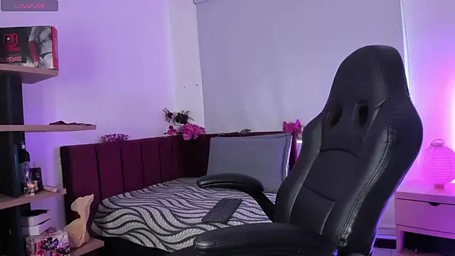 mia thompsonn  online show from 02/04/25, 02:53