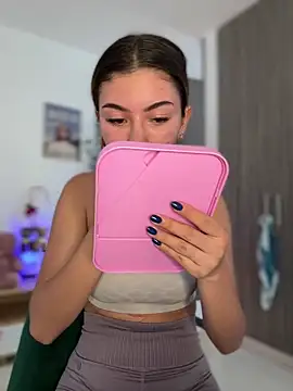 Snapshot of Your_Honeey chatting on 12/10/24, 09:00 Your Honeey online show from 12/10/24, 09:00