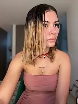 Snapshot of Your_Honeey chatting on 12/19/24, 09:38 Your Honeey online show from 12/19/24, 09:38