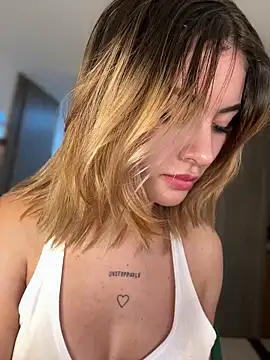 Snapshot of Your_Honeey chatting on 01/04/25, 12:16 Your Honeey online show from 01/04/25, 12:16