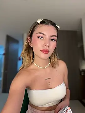 Snapshot of Your_Honeey chatting on 01/15/25, 01:23 Your Honeey online show from 01/15/25, 01:23