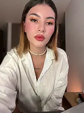 Snapshot of Your_Honeey chatting on 01/16/25, 12:45 Your Honeey online show from 01/16/25, 12:45