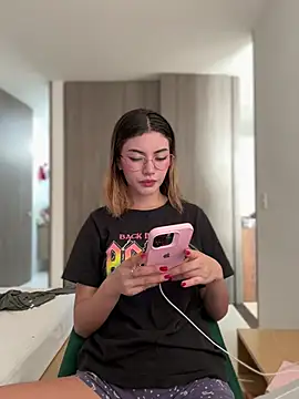 Snapshot of Your_Honeey chatting on 01/18/25, 10:06 Your Honeey online show from 01/18/25, 10:06