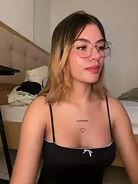 Snapshot of Your_Honeey chatting on 02/04/25, 06:04 Your Honeey online show from 02/04/25, 06:04