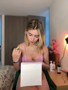 Snapshot of Your_Honeey chatting on 02/18/25, 09:20 Your Honeey online show from 02/18/25, 09:20