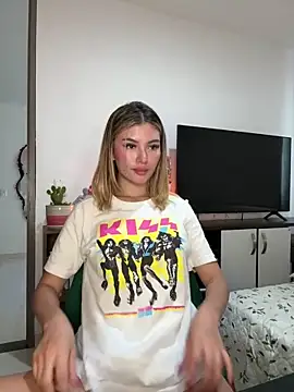 Snapshot of Your_Honeey chatting on 03/16/25, 09:16 Your Honeey online show from 03/16/25, 09:16