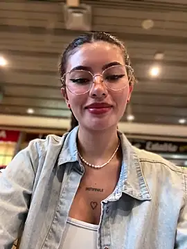 Snapshot of Your_Honeey chatting on 09/12/25, 07:58 Your Honeey online show from 09/12/25, 07:58