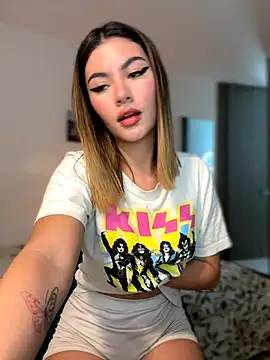 Snapshot of Your_Honeey chatting on 09/22/25, 02:02 Your Honeey online show from 09/22/25, 02:02