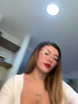 Snapshot of Your_Honeey chatting on 10/13/25, 09:15 Your Honeey online show from 10/13/25, 09:15