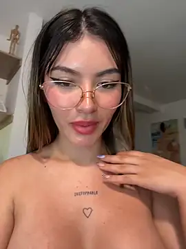 Snapshot of Your_Honeey chatting on 10/20/25, 04:24 Your Honeey online show from 10/20/25, 04:24