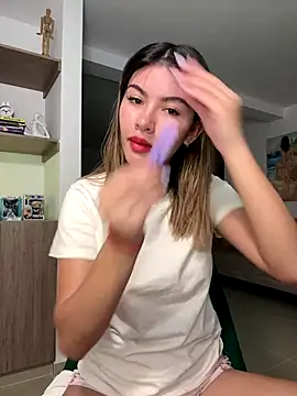 Snapshot of Your_Honeey chatting on 10/21/25, 03:18 Your Honeey online show from 10/21/25, 03:18