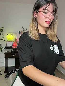 Snapshot of Your_Honeey chatting on 11/14/25, 11:35 Your Honeey online show from 11/14/25, 11:35