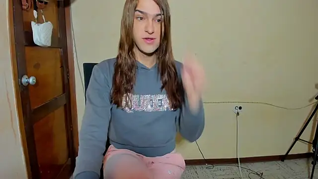 Snapshot of sweet1Girl chatting on 10/13/25, 12:05 sweet1Girl online show from 10/13/25, 12:05