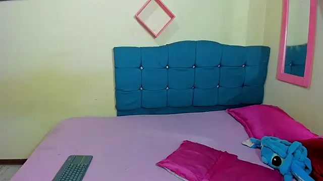 Snapshot of sweet1Girl chatting on 10/18/25, 12:06 sweet1Girl online show from 10/18/25, 12:06