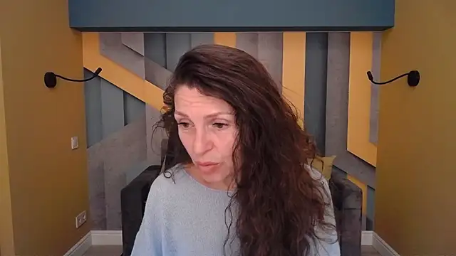 Snapshot of EllaLong chatting on 04/25/26, 11:24 EllaLong online show from 04/25/26, 11:24