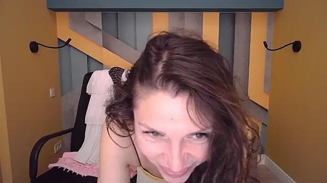 Snapshot of EllaLong chatting on 04/26/26, 11:41 EllaLong online show from 04/26/26, 11:41