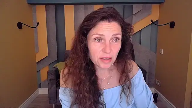 Snapshot of EllaLong chatting on 05/26/26, 11:28 EllaLong online show from 05/26/26, 11:28