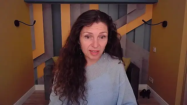 Snapshot of EllaLong chatting on 05/31/26, 11:28 EllaLong online show from 05/31/26, 11:28