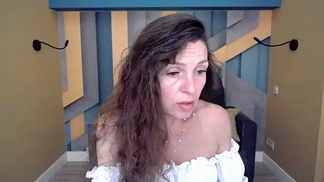Snapshot of EllaLong chatting on 06/16/26, 11:24 EllaLong online show from 06/16/26, 11:24