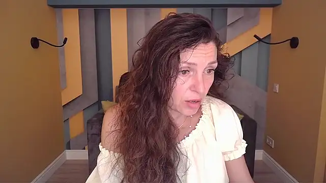 Snapshot of EllaLong chatting on 06/20/26, 11:24 EllaLong online show from 06/20/26, 11:24