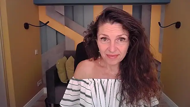 Snapshot of EllaLong chatting on 07/01/26, 11:34 EllaLong online show from 07/01/26, 11:34