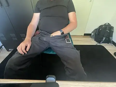 Snapshot of Lovetobenaked4u chatting on 09/10/25, 10:59 Lovetobenaked4u online show from 09/10/25, 10:59