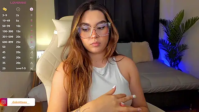 Snapshot of dakottaa_ chatting on 10/13/25, 11:05 dakottaa online show from 10/13/25, 11:05