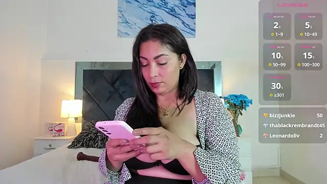 Snapshot of Lauralove_69 chatting on 03/07/25, 01:53 Lauralove 69 online show from 03/07/25, 01:53