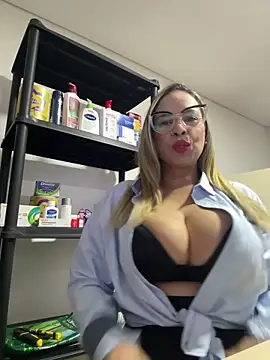 Snapshot of jademoomsm chatting on 04/10/26, 11:20 jademoomsm online show from 04/10/26, 11:20