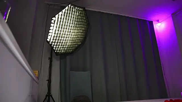 oliviabennett2022 online show from 02/14/25, 09:21