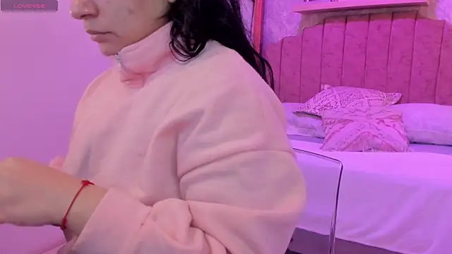 Snapshot of scarlet_miller1 chatting on 10/25/25, 11:51 scarlet miller1 online show from 10/25/25, 11:51