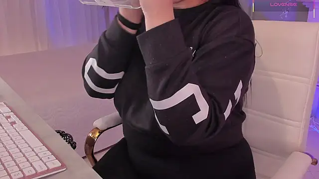 Snapshot of scarlet_miller1 chatting on 11/07/25, 12:16 scarlet miller1 online show from 11/07/25, 12:16