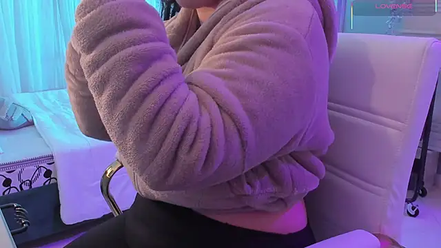 Snapshot of scarlet_miller1 chatting on 11/10/25, 12:26 scarlet miller1 online show from 11/10/25, 12:26