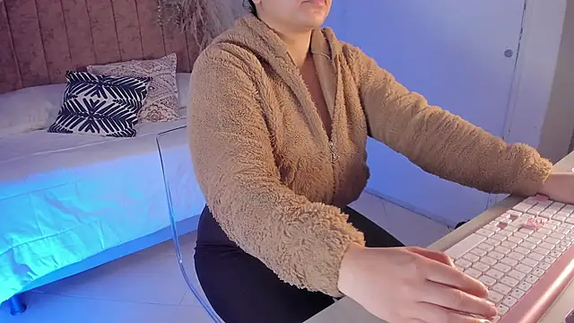 Snapshot of scarlet_miller1 chatting on 12/04/25, 12:58 scarlet miller1 online show from 12/04/25, 12:58