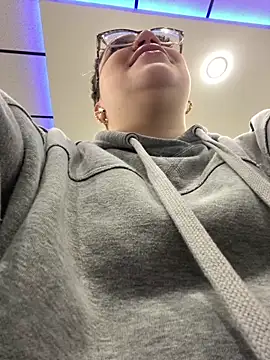 QueenNuttCollector online show from 02/15/25, 04:23