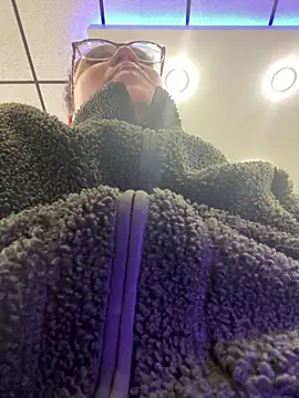 QueenNuttCollector online show from 03/01/25, 02:55